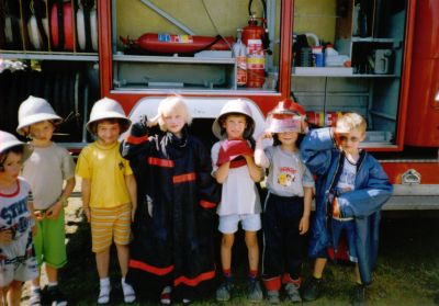 Przedszkolaki w strojach strażackich